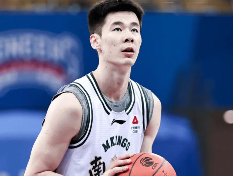 welcome海洋之神-手感火热！郭昊文半场9中6，三分7中5得到17分3篮板2助攻